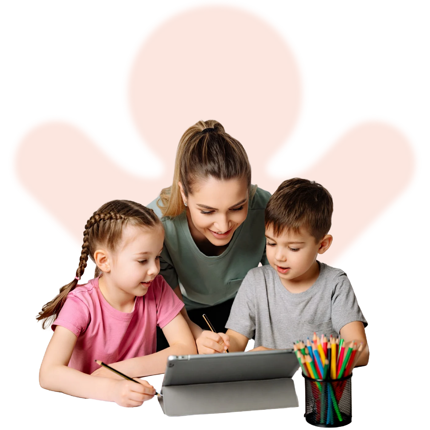 Erzieherin mit zwei Kindern beim gemeinsamen Lernen am Tablet, im Hintergrund das DiKita-Symbol als schützende Umarmung.